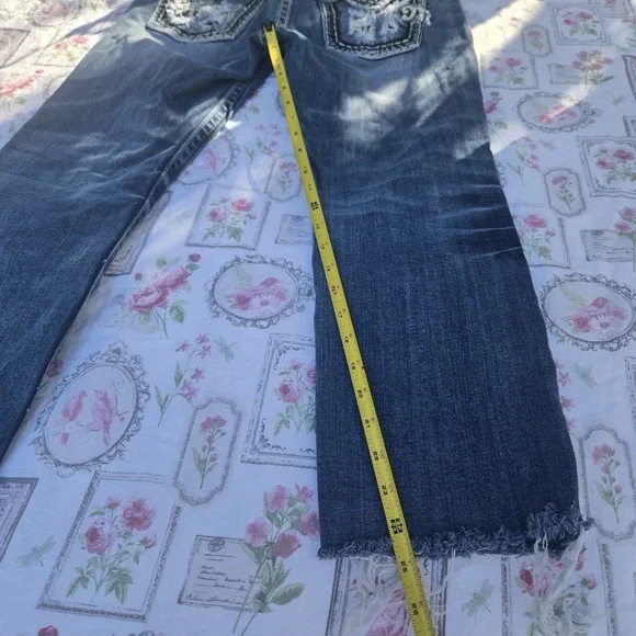 Miss Me Jeans Size 30 Blue Distressed Easy Capri Rhinestone Flap Pockets - Picture 8 of 9